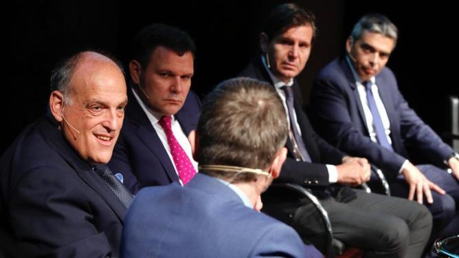 Javier Tebas, Roger Guasch, Mateu Alemany y Albert Soler escuchan al moderador del debate, Joan Josep Pallàs (Àlex Garcia. La Vanguardia) Javier Tebas, Roger Guasch, Mateu Alemany y Albert Soler escuchan al moderador del debate, Joan Josep Pallàs (Àlex Garcia. La Vanguardia)