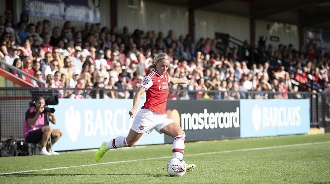 La Premier ofrece una ayuda de un millón al fútbol femenino