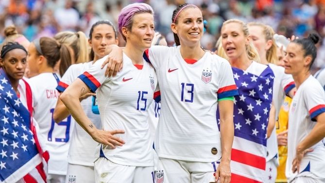 Megan Rapinoe, con las compa&ntilde;eras de selecci&oacute;n / F. Shutterstock