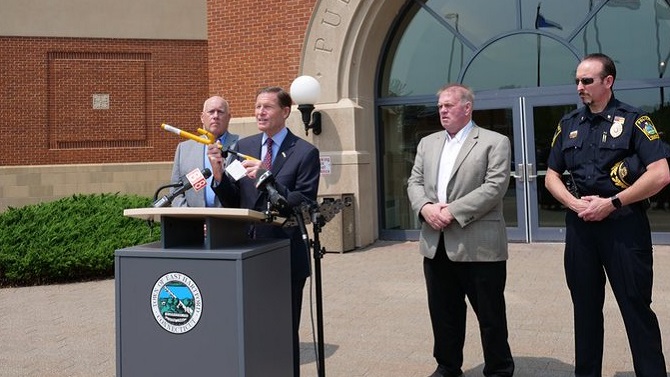 F. @SenBlumenthal F. @SenBlumenthal