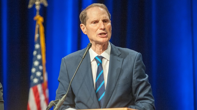 El senador demócrata Ron Wyden / Shutterstock El senador demócrata Ron Wyden / Shutterstock