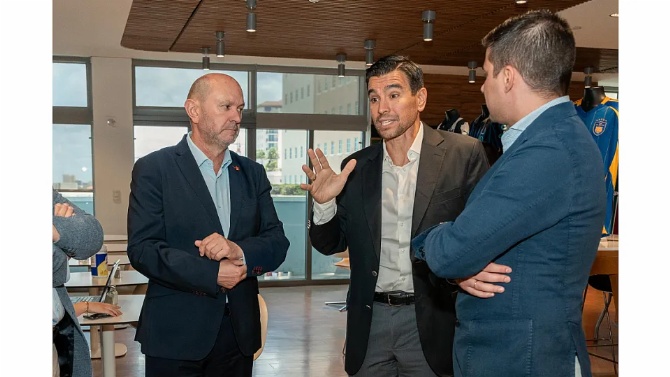 Louz&aacute;n con Garc&iacute;a Silvero, director legal de FIFA