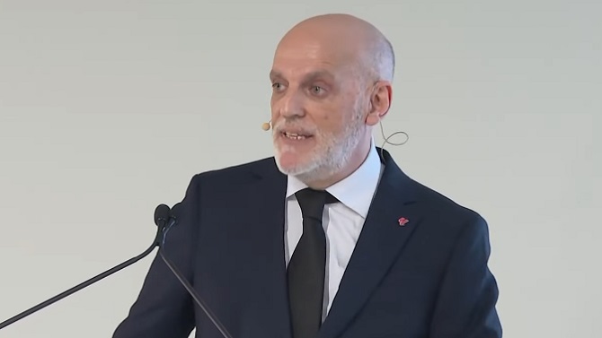 Tebas: ¿Qué pasaría si Riquelme tuviese acento español y 40 días para presentarse?