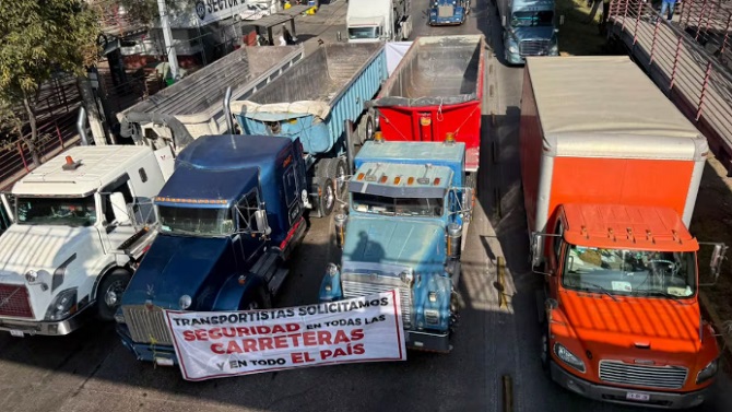 Transportistas mexicanos anuncian bloqueos en carreteras en pleno Mundial