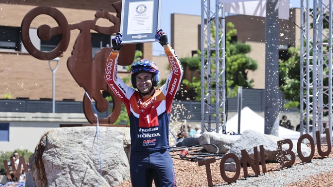 Toni Bou logra el récord Guinness al saltar 53 bidones seguidos con la rueda trasera
