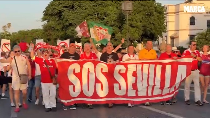 Multitudinaria manifestación del sevillismo de base contra la gestión de sus dirigentes