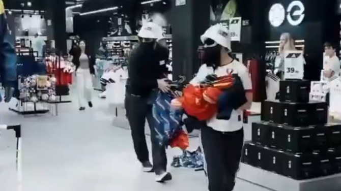 Las juventudes de Sortu roban camisetas de España para reivindicar la selección vasca