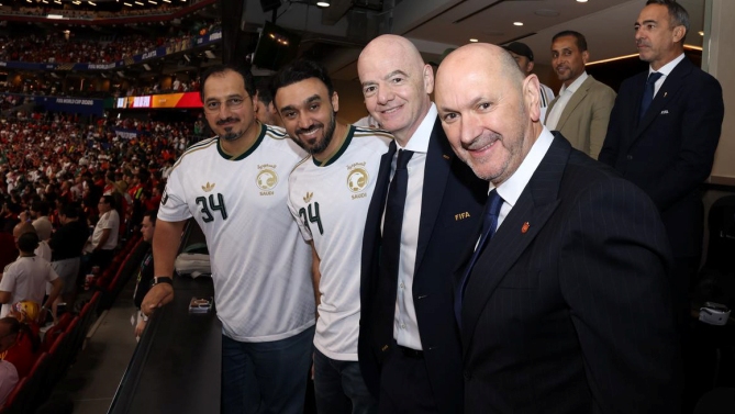 Louzán asiste con Infantino al triunfo de España ante Arabia que le da el liderato del grupo