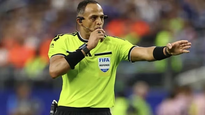 El estadounidense Ismail Elfath, árbitro del Uruguay-España del Mundial