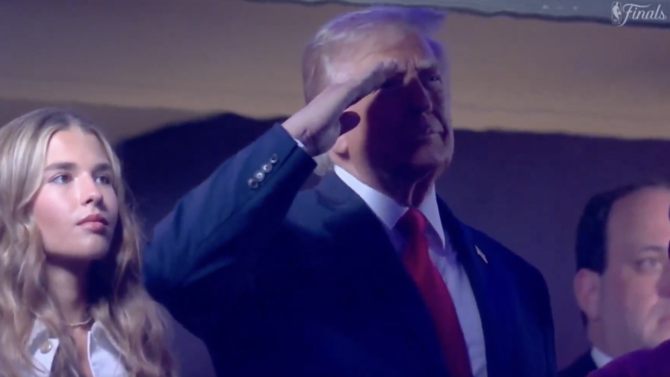 Trump, abucheado por el Madison Square Garden durante el himno nacional