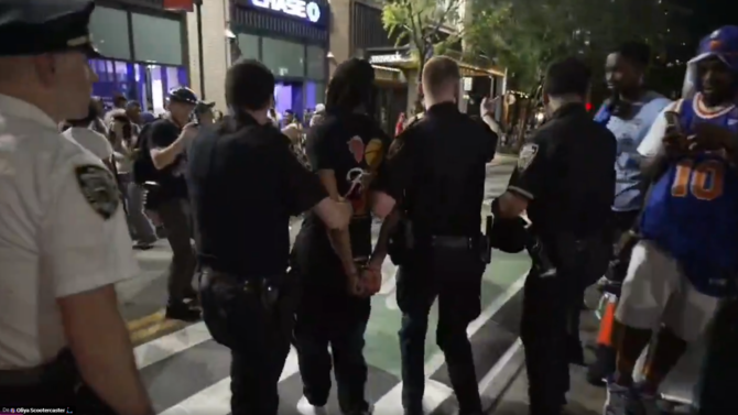 Nueva York vive una noche de caos tras el título de los Knicks con decenas de detenidos