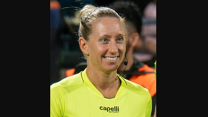 La estadounidense Tori Penso, segunda mujer en dirigir un encuentro de un Mundial masculino