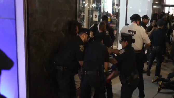 Más de 20 detenidos en Nueva York tras la derrota de los Knicks ante los Spurs