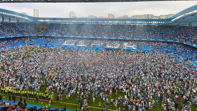 La celebración del ascenso daña el césped de Riazor a 4 días del amistoso España - Irak