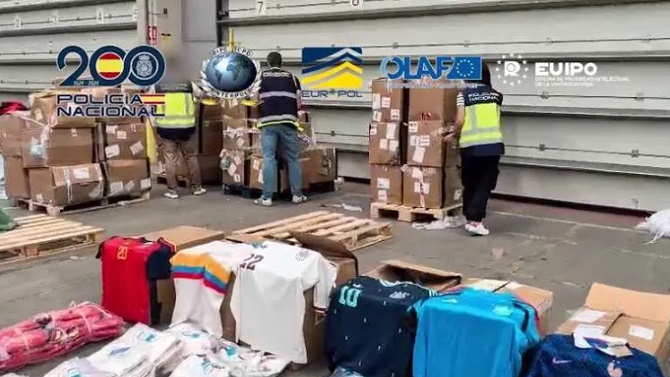 95 detenidos en 15 puntos de España con 16 toneladas de equipaciones de selecciones falsas