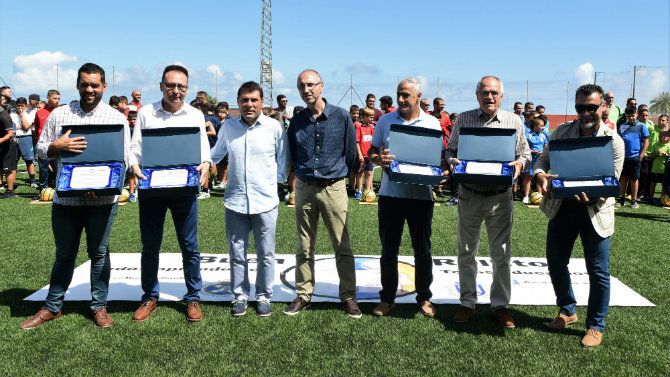 Morales Mansito (tercero por la izquierda), junto a Jaime Yanes, secretario general del CITAF, los delegados arbitrales de zona y Juan Manuel García, director deportivo del Comité de Árbitros de Fútbol Sala. Morales Mansito (tercero por la izquierda), junto a Jaime Yanes, secretario general del CITAF, los delegados arbitrales de zona y Juan Manuel García, director deportivo del Comité de Árbitros de Fútbol Sala.