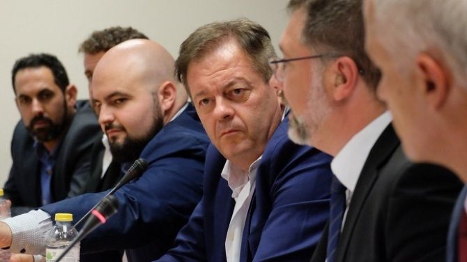 Imagen de archivo del expresidente Gálvez en una junta Imagen de archivo del expresidente Gálvez en una junta