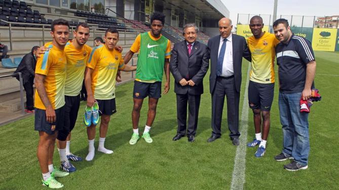Jibril Rajoub, tercero por la izquierda, con varios futbolistas del Bar&ccedil;a en 2013 (FCB)