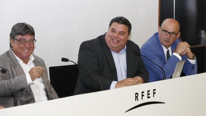 Sans&oacute;, en el centro / F. futbolbalear.es