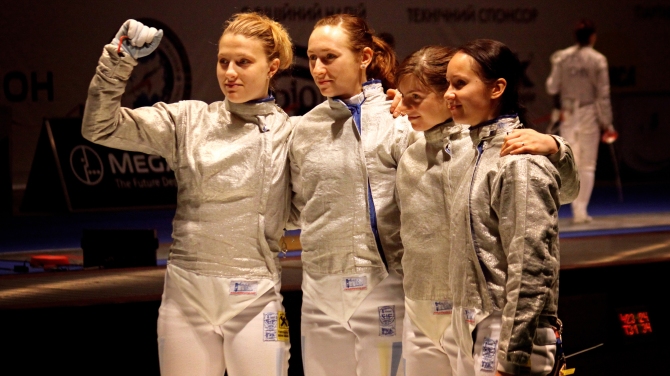 Olga Kharlan, a la izquierda / F. Shutterstock