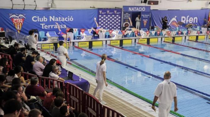 La piscina del CN Terrassa durante la celebraci&oacute;n de un campeonato de nataci&oacute;n.  CN Terrassa