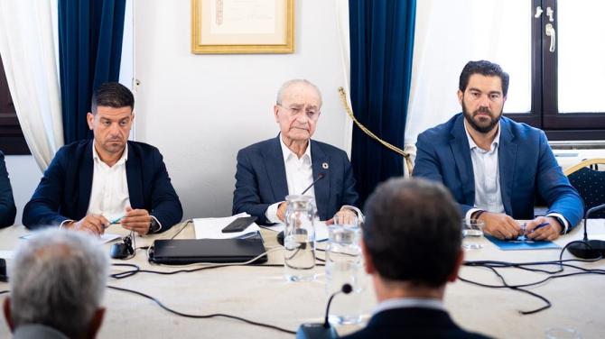 El alcalde de M&aacute;laga, Francisco de la Torre, junto al vicepresidente de la Diputaci&oacute;n, Crist&oacute;bal Ortega, y el delegado de Cultura y Deporte de la Junta de Andaluc&iacute;a, Carlos Garc&iacute;a, durante una reuni&oacute;n con el M&aac