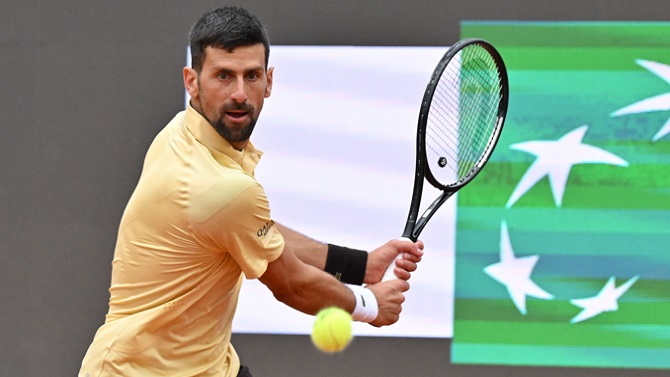 Djokovic logra su victoria 106 en Wimbledon y supera a Safiullin y a Roger Federer