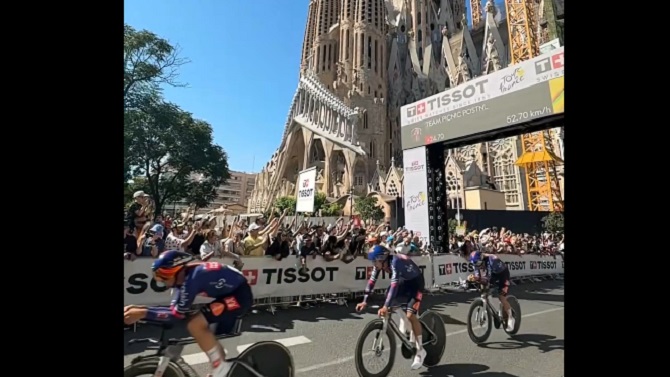 El Sindicato de Vivienda despliega una pancarta contra los pisos turísticos en el Tour