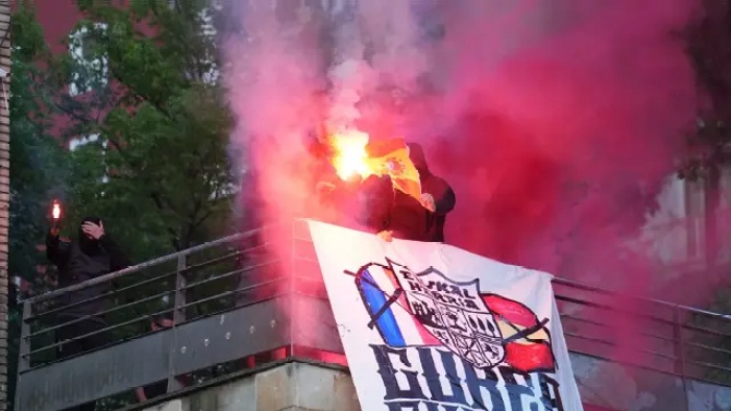 Encapuchados queman una bandera de España en Eibar abucheados por quienes veían la final