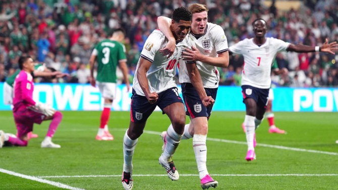 Henderson sufre una aparatosa caída al celebrar con los hinchas ingleses el pase a cuartos