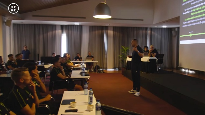 Los árbitros inician la pretemporada con una charla de bienvenida del presidente Fran Soto