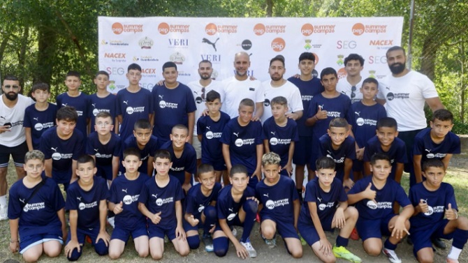 Pep Guardiola abre su campamento a 28 niños palestinos afectados por la guerra en Gaza