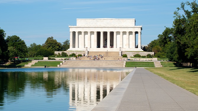 Polémica por la acusación a un exolímpico de vandalizar el Estanque Reflectante de Washington