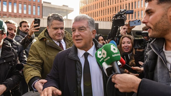 Joan Laporta recibe el alta y abandona el hospital tras superar la arritmia detectada