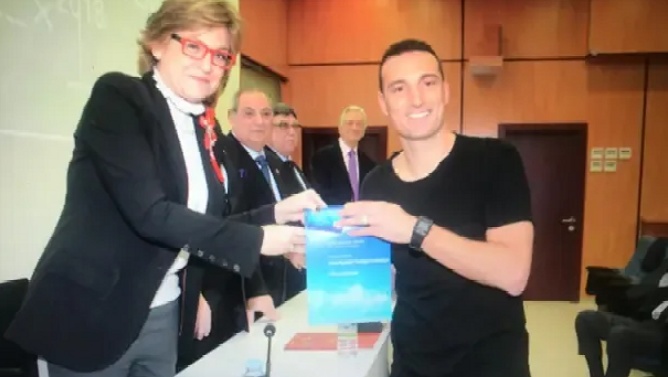 Luis de la Fuente fue profesor de Lionel Scaloni en los cursos de entrenador de la RFEF