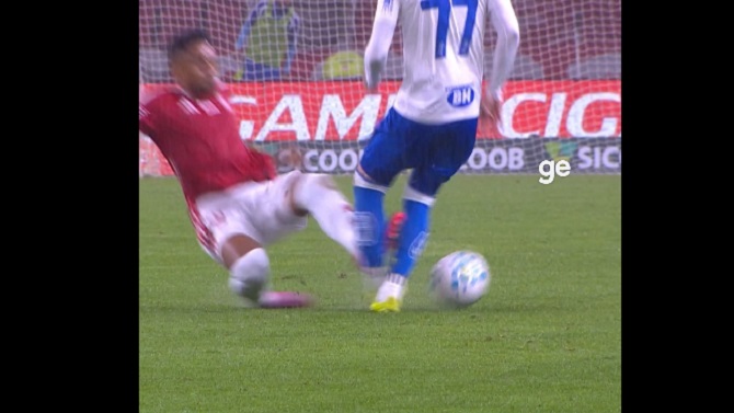 Un jugador brasileño, suspendido hasta que la víctima de su dura entrada se recupere