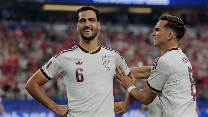 ¿Por qué arrasa en ventas la camiseta blanca de la selección española?