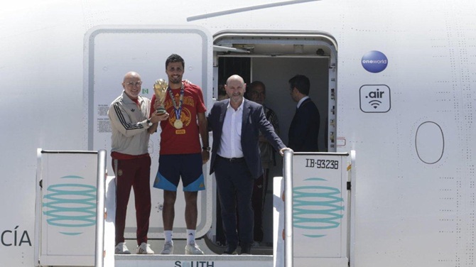 La selección aterriza en Madrid con el trofeo de campeones; Cibeles se prepara para la fiesta