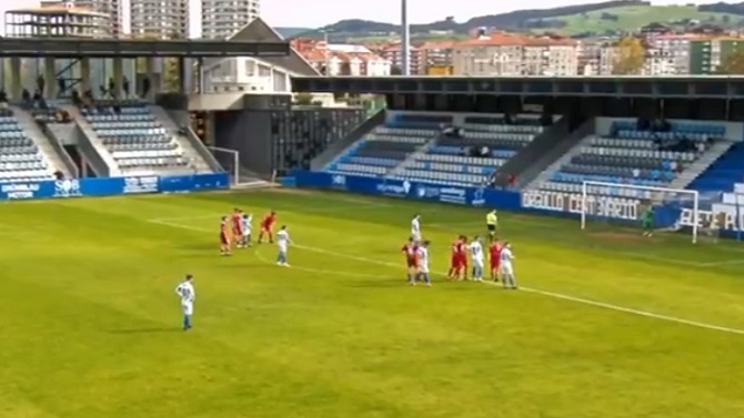 La Gimnástica suspende el partido con el Sporting en homaneja a Preciado por el estado del campo