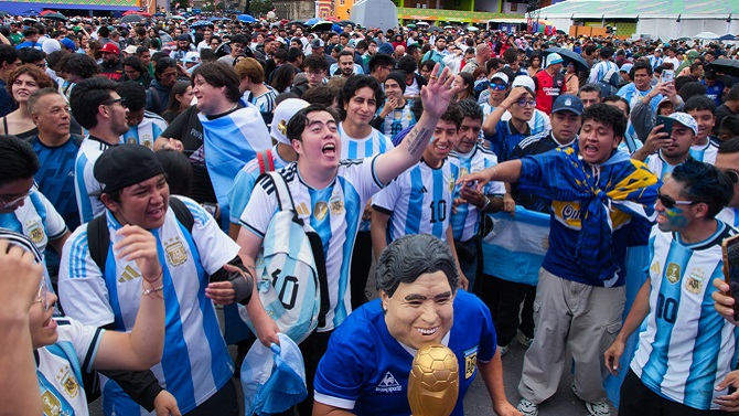 Argentina ya vive la semifinal ante Inglaterra con canciones contra su histórico rival