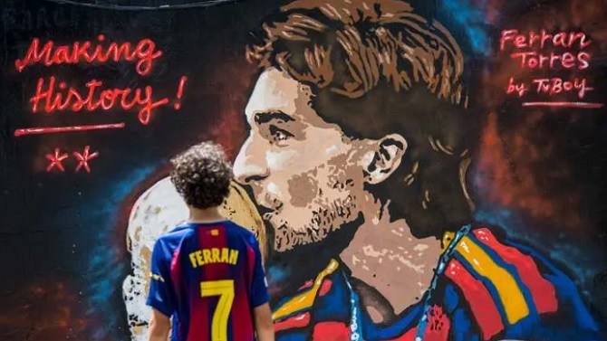 El artista TVboy dedica en Barcelona un mural a Ferran Torres por su gol en la final del Mundial