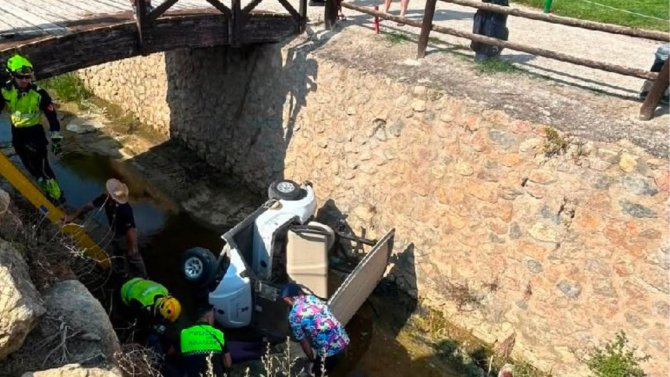 Herido un niño tras caer un carrito de golf por un puente a unos tres metros de altura