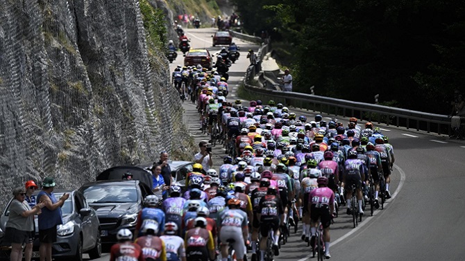 La UCI defiende los controles antidopaje nocturnos del Tour: 