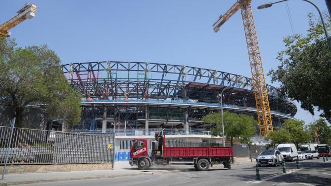 Fallece un operario en las obras del Camp Nou y el club se pone 
