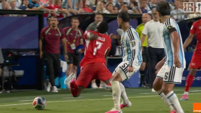 La IFAB admite que la expulsión de Embolo ante Argentina fue un error arbitral