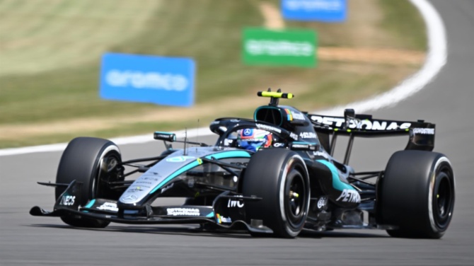 Kimi Antonelli caza a Lewis Hamilton en la carrera Sprint de Silverstone