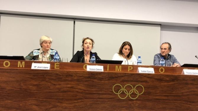 Mar&iacute;a Jos&eacute;, primera por la izquierda, en el acto de presentaci&oacute;n de su libro "Mujer, discriminaci&oacute;n y deporte"