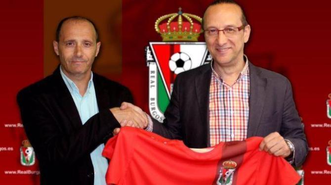 Juan Antonio Gallego (derecha) da la mano a Jos&eacute; Manuel Molinero, el que ser&aacute; el entrenador la pr&oacute;xima campa&ntilde;a. -  elcorreodeburgos.com