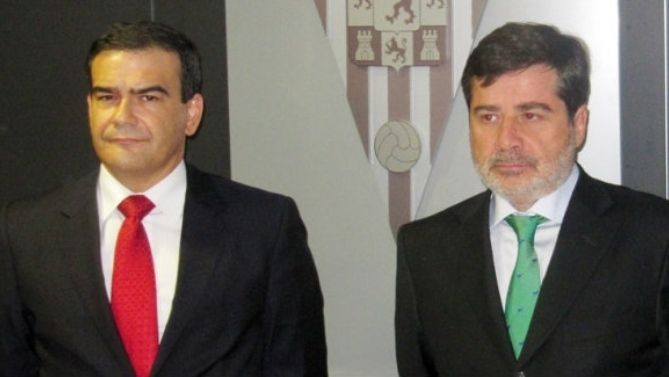 Javier Jim&eacute;nez , a la izquierda, junto al ex del C&oacute;rdoba Carlos Gonz&aacute;lez  //  cordobadeporte.com