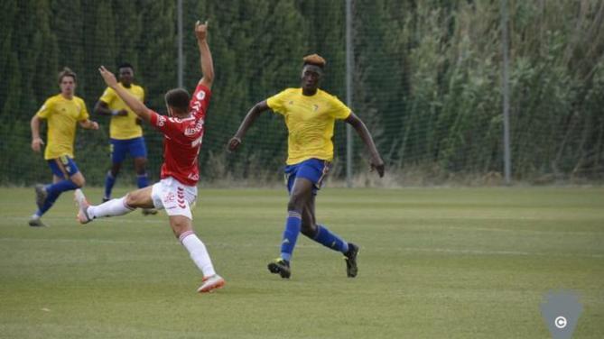 Mamadou Mbaye, Momo, en el partido entre el C&aacute;diz B y el Real Murcia (Foto: CCF).